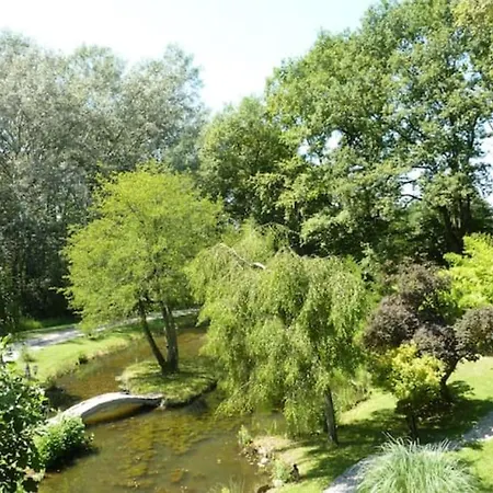 Avec Et Etang A Proximite Du *